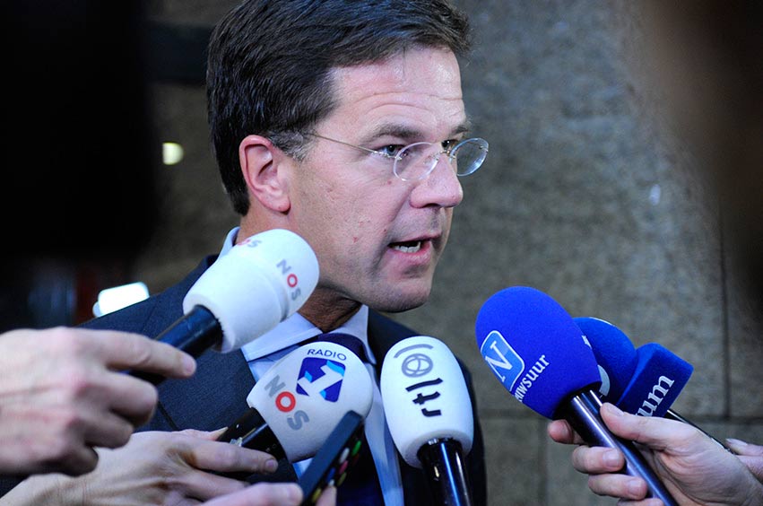 Media performance by Prime Minister Rutte in the corridors of the House of Representatives. In front of microphones from RTL Nieuws, NOS Journaal, Radio 1, Nieuwsuur and Novum.