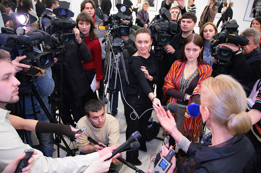 Media appearance by a Minister in front of a crowd of international media. 