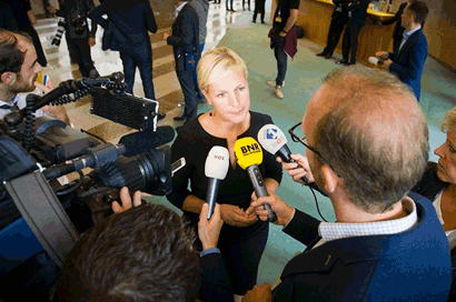 Mediaoptreden van een Kamerlid in de wandelgangen van de Tweede Kamer. Voor de microfoons van BNR Nieuwsradio, NOS en Radio 1. 