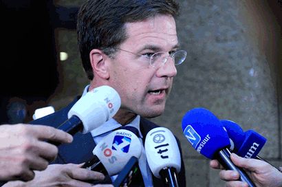 Mediaoptreden van premier Rutte in de wandelgangen van de Tweede Kamer. Voor de microfoons van RTL Nieuws, NOS Journaal, Radio 1, Nieuwsuur en Novum.